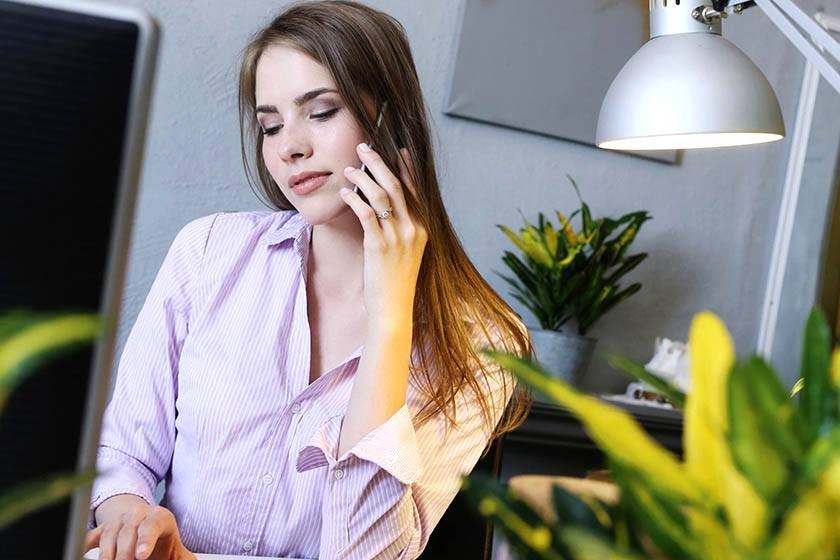 A woman arranges to receive the rent amount over the phone