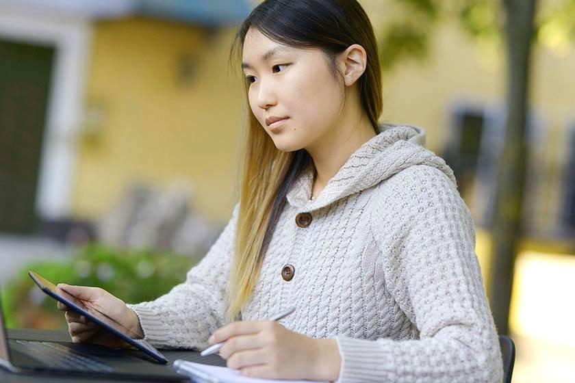 A South Korean girl is learning Korean online on her laptop