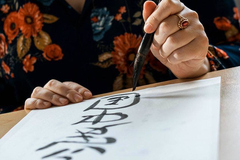 A woman writes with a cheta in the Mandarin language