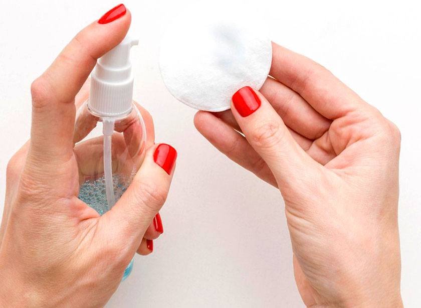 A woman are going to perform the best way to remove gel polish