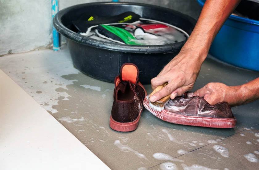 A man performs the best way to wash sneakers